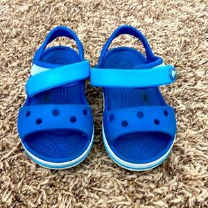 Crocs size 6 Sandles BLUE EUC